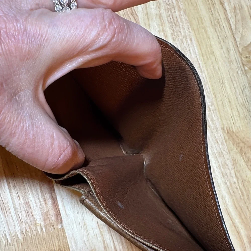 AUTHENTIC Men’s Louis Vuitton Bi-fold